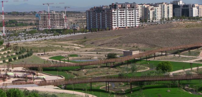 Edificios en Vadebebas, desde el parque forestal que será abierto este año.