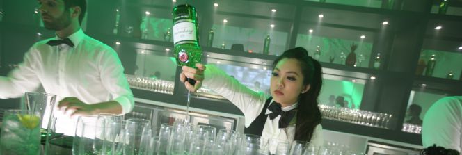 Una camarera sirve ginebra Tanqueray en un bar