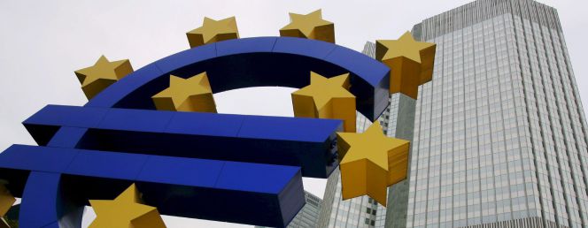 Una escultura del símbolo del euro ante la sede del Banco Central Europeo en Fráncfort (Alemania).