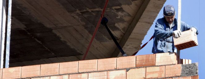 Un obrero trabaja en la construcción de una vivienda. EFEArchivo