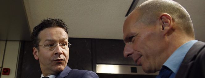 Jeroen Dijsselbloem recibe a Yanis Varoufakis antes de su reunión en Bruselas.