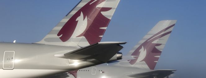 Aviones de Qatar Airways, estacionados en un aeropuerto.