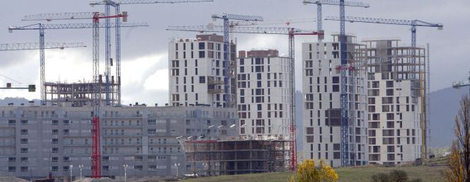 En la imagen, varias viviendas en construcción.