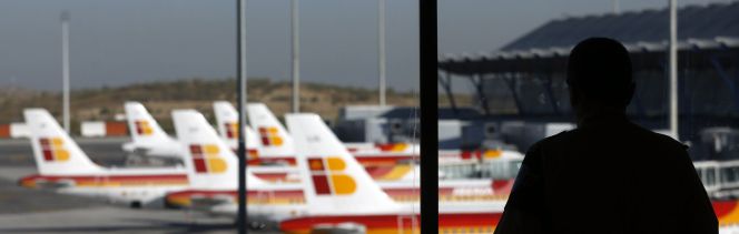 Vista de las pistas de la T4 desde una ventana del aeropuerto de Barajas Adolfo Suárez.