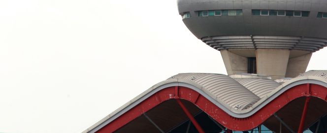 Torre de control de Barajas, junto a la terminal 4 del aeropuerto madrileño.