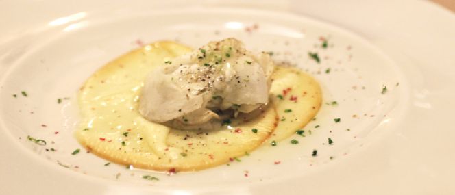 Flor de scamorza (queso) con ensalada de boletus y vinagreta de yuzu.
