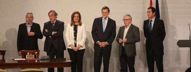 Los secretarios generales de CC OO, Ignacio Fernandez Toxo; UGT, Candido Mendez; CEOE, Juan Rosell y Cepyme, Antoni Garamendi, junto a la ministra de Trabajo, Fatima Báñez, en presencia del presidente del Gobierno, Mariano Rajoy, tras la firma del último acuerdo en materia de empleo.