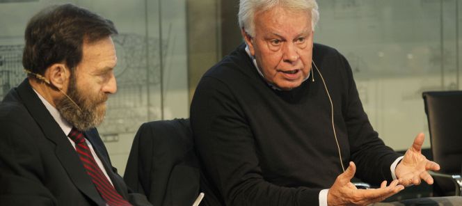 Guillermo de la Dehesa, presidente del Centre for Economic Policy Research (CEPR) de Londres, y el expresidente del Gobierno, Felipe González, en la jornada organizada por la Cadena Ser.