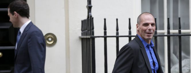 Yanis Varoufakis abandona su reunión con George Osborne, ayer en Downing Street.