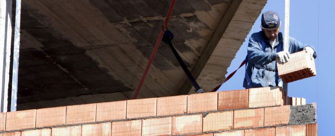 Un obrero trabaja en la construcción de una vivienda.