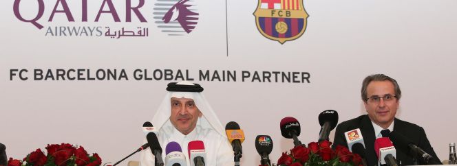 Akbar Al Baker, consejero delegado de Qatar Airways, y Javier Faus, vicepresidente Económico del F. C. Barcelona, hoy en Doha.