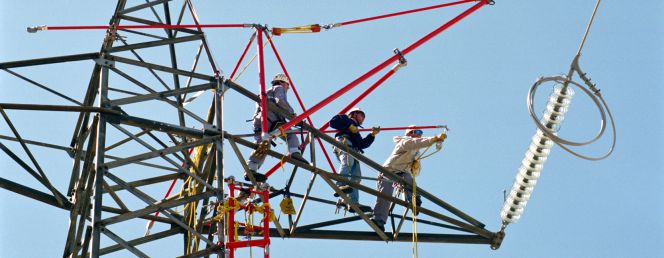 Operarios trabajando en una red de alta tensión de REE.