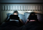 Mirar a oscuras la pantalla del tablet o del smartphone provoca insomnio crónico Mirar a oscuras la pantalla del tablet o del smartphone provoca insomnio crónico