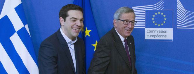 Alexis Tsipras, primer ministro griego, junto a Jean-Claude Juncker, presidente de la Comisión, ayer en su gira europea.rn