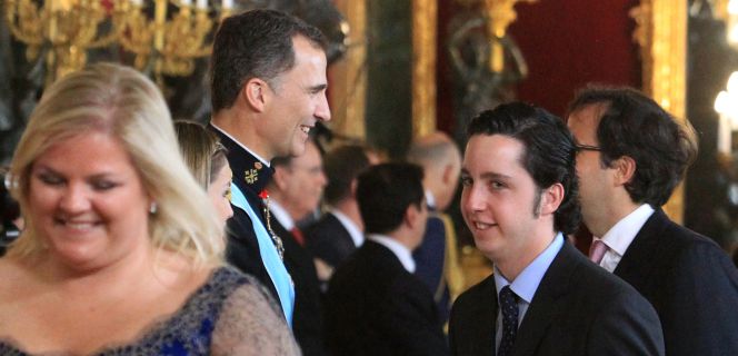 Catalina Hoffmann en la proclamación de Felipe VI; detrás, Francisco Nicolás Gómez.