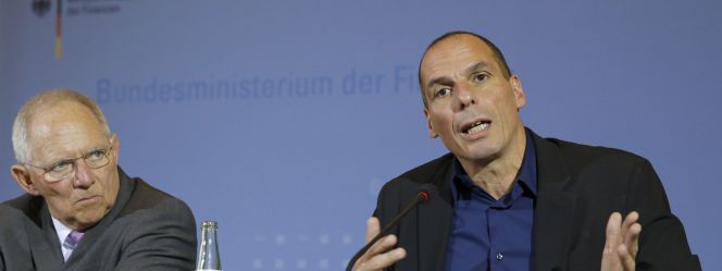 Ministro de Finanzas, Yanis Varufakis (derecha) y el ministro de Finanzas alemán Wolfgang Schäuble (izquierda).