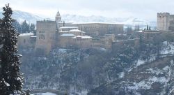 La Alhambra cubierta de nieve con Sierra Nevada al fondo ofrece una espectacular imagen de este monumento emblemático de Granada.