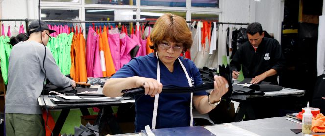 Fotografía de los talleres de Cyclus Manufactura, una empresa que elabora maletas y accesorios en neumáticos reciclados para exportarlos a los mercados de Estados Unidos, Europa y Asia.