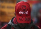 La embotelladora de Coca-Cola se rinde un año de huelga después La embotelladora de Coca-Cola se rinde un año de huelga después