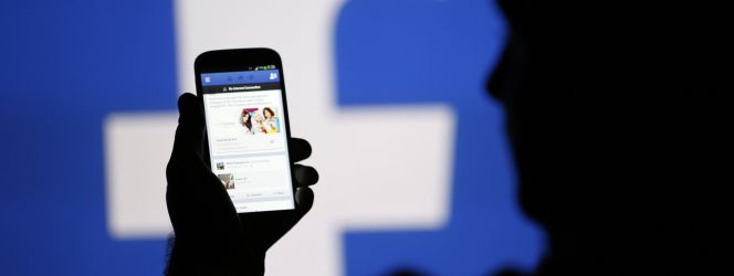 Un usuario accede a Facebook desde su ‘smartphone’.