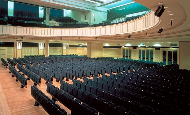 Butacas de Figueras en el Teatro de la Ópera de Riga, en Estonia. Las butacas cuentan con un mecanismo que permiten su desplazamiento automático. La compañía ha protegido este desarrollo con el modelo de utilidad.