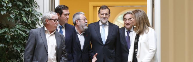 Mariano Rajoy, la ministra de Empleo, Fátima Báñez, y los representantes patronales y sindicales, el pasado diciembre.