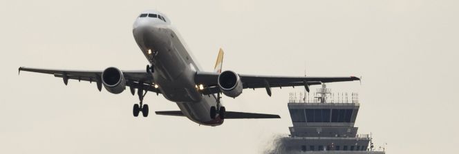 Un avión despega desde una de las pistas del aeropuerto Madrid Barajas.