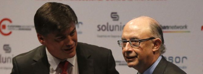 El presidente de la Plataforma Multisectorial contra la Morosidad, Antonio Cañete, y el ministro de Hacienda, Cristóbal Montoro.