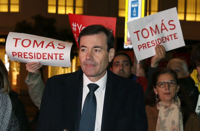 El exsecretario general del PSM, Tomás Gómez, a su llegada a la entrevista que la periodista Angels Barceló le hizo en su programa