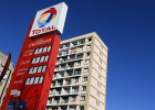 Total anuncia 2.000 despidos tras ganar un 62% menos Total anuncia 2.000 despidos tras ganar un 62% menos