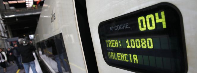 Tren del AVE con destino a Valencia en un andén de la estación madrileña de Atocha.