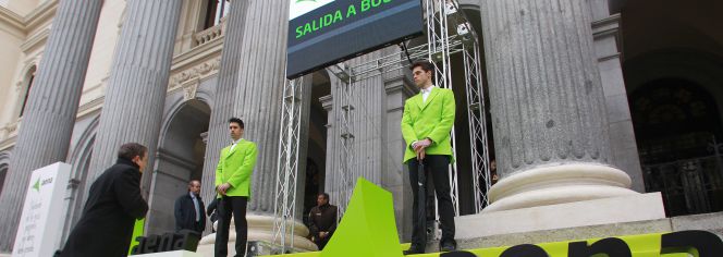 Fachada del Palacio de la Bolsa de Madrid el día del debut de Aena.