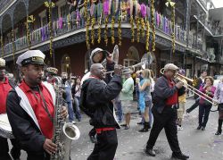 En Nueva Orleans, las celebraciones se hacen a ritmo de jazz y es típico regalar collares.