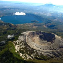 Imagen aérea de un paisaje volcánico.