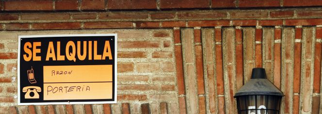 Cartel que anuncia un alquiler.