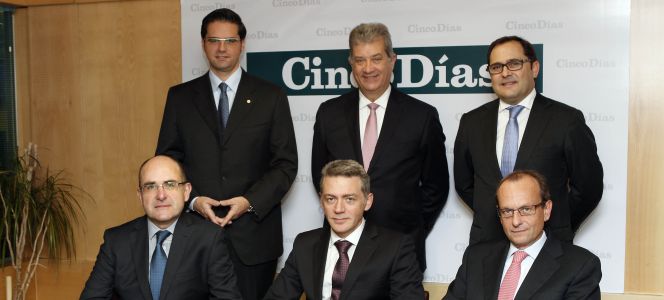 De izquierda a derecha, de pie: Erik Schonebeck. de EuroServices Bayer; Steve Cahill, de Technology Services; Jose María Rojo, de Deloitte. Sentados, Luis Ranchal Muñoz, de Telefónica Gestión de Servicios Compartidos; Jorge Bagán, de Deloitte y Antonio Mora, de Cepsa.