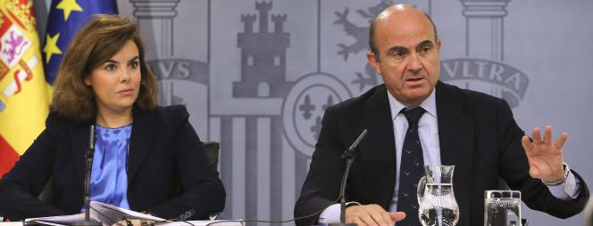 La vicepresidenta del Gobierno español Soraya Sáenz de Santamaría y el ministro de Economía y Competitividad, Luis de Guindos.