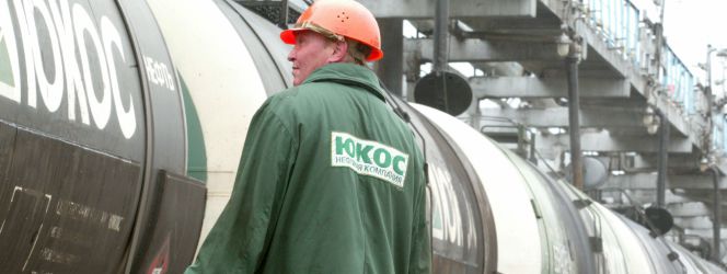 Un empleado de una planta petrolífera en Rusia