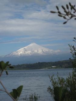 Lago y volcán de Villarrica (un cono casi perfecto de 2.847 metros de altitud). Su nombre en lengua mapuche es Rukapillan (la casa del espíritu).