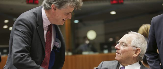 El comisario europeo designado de Servicios Financieros, el británico Jonathan Hill, saluda al ministro alemán de Finanzas, Wolfgang Schäuble