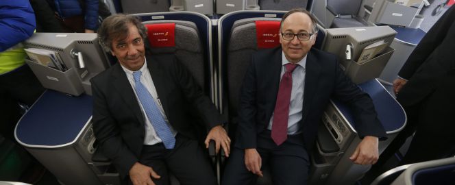 Fernando Alonso, responsable de Airbus en España, con Luis Gallego, presidente de Iberia, esta mañana en el interior de un prototipo del A350 en Madrid.