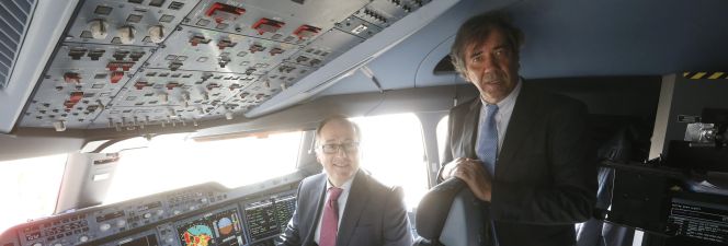 El presidente de Iberia, Luis Gallego, junto al responsable de Airbus España, Fernando Alonso, en el interior del Airbus A350 WXB que aterrizó ayer en Madrid por primera vez, procedente de Toulouse en vuelo de pruebas.