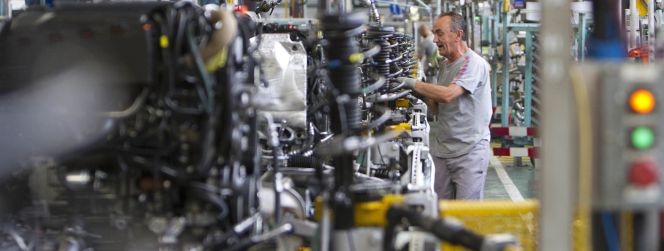 Empleados de la empresa automovilística Citroen en la cadena de montaje. EFEArchivo