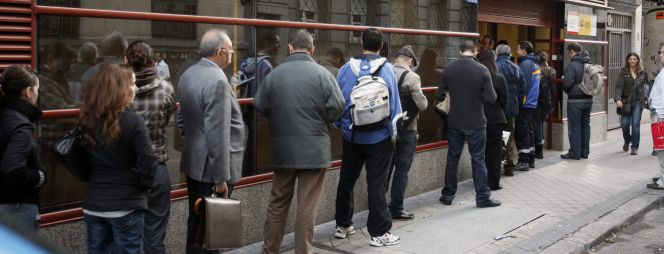 Cola en el exterior de la oficina del INEM en la calle Evaristo San Miguel, en Madrid. EFEArchivo