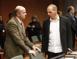 El ministro de Economía, Luis de Guindos, conversa con su homólogo griego Yanis Varufakis, antes de la reunión extraordinaria del Eurogrupo.