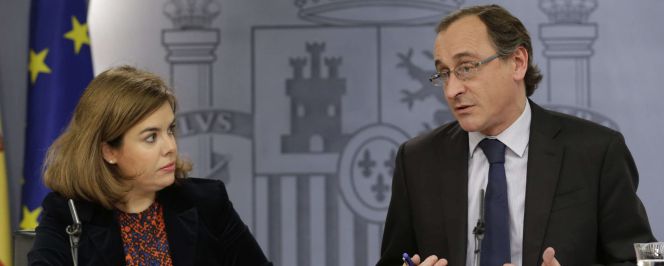 La vicepresidenta del Gobierno español, Soraya Sáez de Santamaría, y el ministro de Sanidad, Alfonso Alonso.