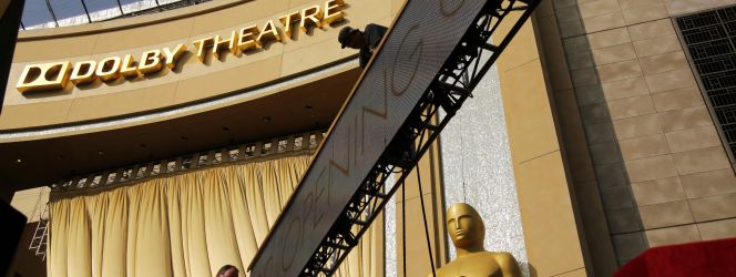 Unos operarios trabajan frente al Teatro Dolby de Los Ángeles, donde se entregan los Oscar