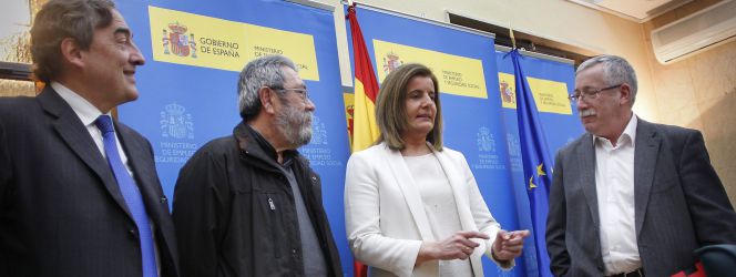El presidente de CEOE, Juan Rosell (primero por la izquierda), junto a Cándido Méndez (UGT), Fátima Bañez, ministra de Empleo, e Ignacio Fernández Toxo (CC OO) en una foto reciente.