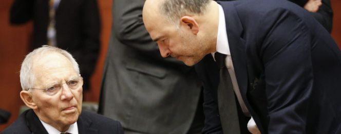 El comisario de Asuntos Económicos, el francés Pierre Moscovici (dcha), conversa con el ministro de Finanzas alemán, Wolfgang Schäuble, durante la reunión extraordinaria de los ministros de Finanzas y de Economía de la eurozona, en la sede de la Unión Europea, en Bruselas, Bélgica, la pasada semana.