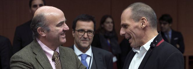 El ministro de Economía, Luis de Guindos habla con su homólogo griego Yanis Varoufakis.